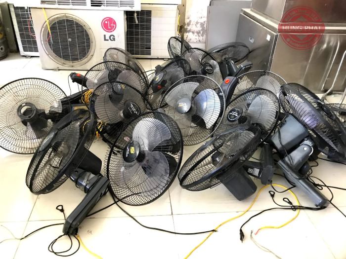 Quạt treo tường cũ