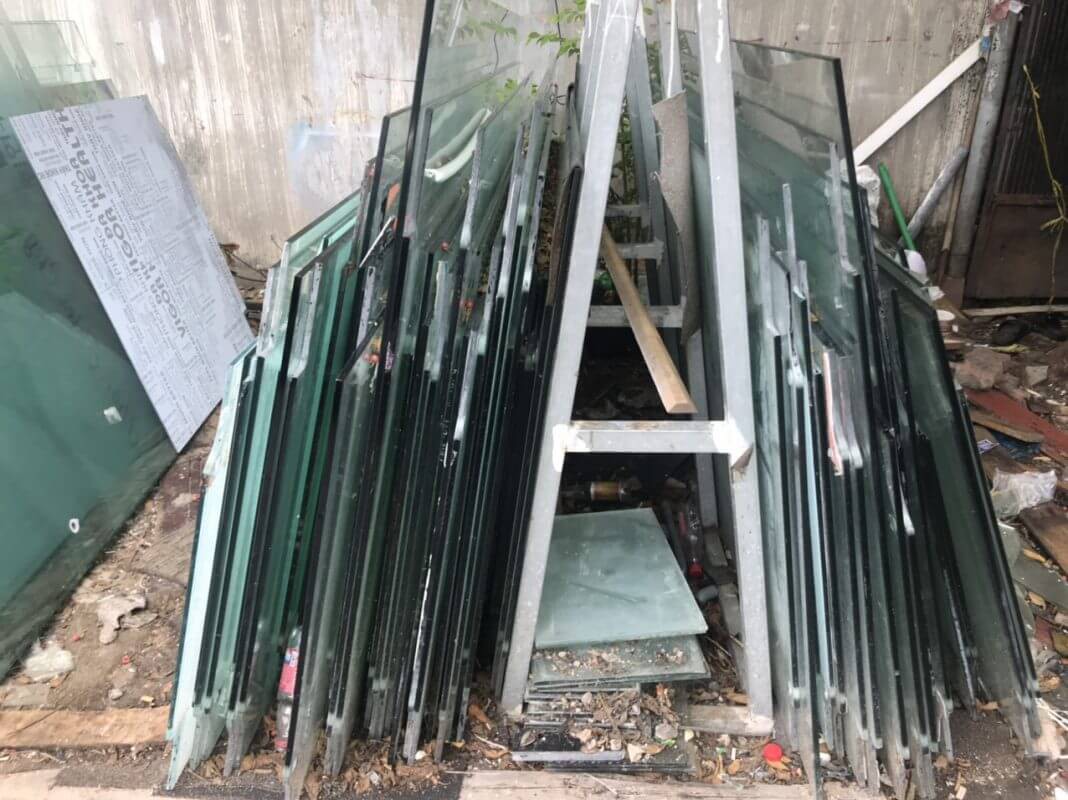 Giá thu mua kính cường lực tùy thuộc vào chất lượng và tình trạng cũ hay mới